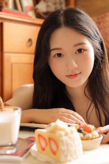脱了乳罩喂男人吃奶喷出奶水